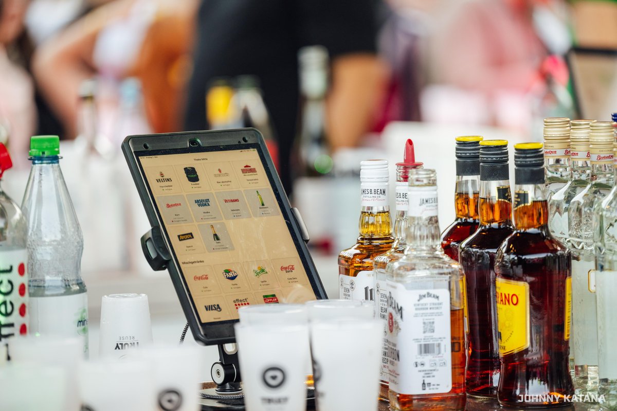 EventAlert App im Einsatz – Tablet an einer Eventbar